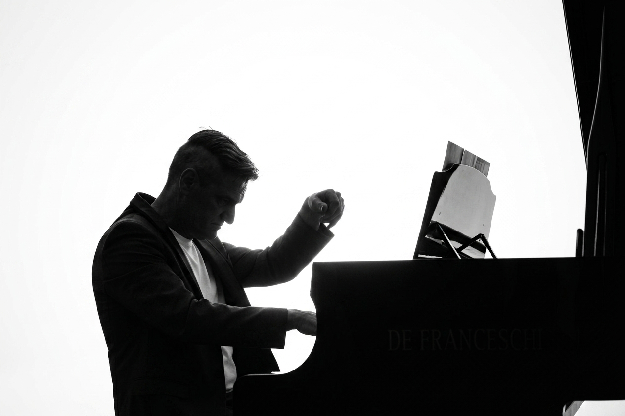Loris Favero, silhouette al pianoforte
